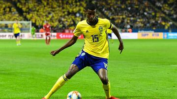 Sweden&#039;s forward Alexander Isak with the ball during the UEFA Euro 2020 qualifier Group F football match Sweden v Malta on June 7, 2019 in Solna, Sweden. (Photo by Jonathan NACKSTRAND / AFP)