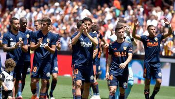 Valencia players celebrate their win at the end of the Spanish league football match between Valencia CF and RC Deportivo de la Coruna at the Mestalla stadium in Valencia on May 20, 2018. / AFP PHOTO / JOSE JORDAN