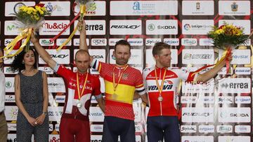 José Joaquín Rojas junto a Ángel Vicioso y Jordi Simón en el podio de los Campeonatos de España de Ciclismo en Ruta celebrados en Cocentaina en 2016.