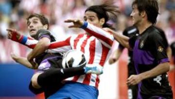 Víctor Pérez (izq.) pugna con Falcao por un balón en un partido esta temporada.