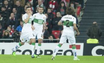 Los jugadores celebran el 0-2 de Fajr.