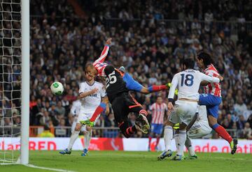 El salto de calidad del Atlético de Simeone comenzó en casa del Real Madrid… en el que sería el último partido de José Mourinho en el banquillo blanco. Fue un acto de fe, un puñetazo en la mesa del conjunto rojiblanco. Tras adelantarse el Madrid por medio de un cabezazo de Cristiano, los de Simeone tiraron de casta, orgullo, carácter… para darle la vuelta al marcador gracias a un gol de Diego Costa y otro de Miranda, éste en la prórroga: era la cuarta vez que lo hacía y servía además, para romper una racha de 14 años sin ganar en casa del eterno rival. Pero lo hizo el día que debía hacerlo. La temporada siguiente, los rojiblancos ganarían el título de Liga en el otro gran escenario del fútbol español: el Camp Nou. Y se plantarían en la final de la Champions. Pero todo comenzó con aquel gol de Miranda, adelantándose a todos y batiendo a un Diego López que no se esperaba esa acción…