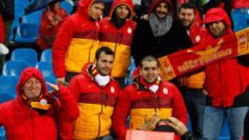 Los aficionados del Galatasaray empiezan a llegar a Madrid. Ayer calentaron motores viendo el Atlético-Valencia.