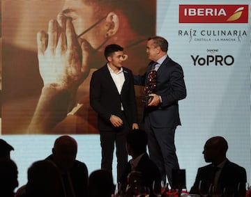 Premio olímpico AS del deporte. Alberto Ginés, oro en escalada en los JJOO deTokio, recibe el trofeo de manos de José Manuel Franco, presidente del CSD.