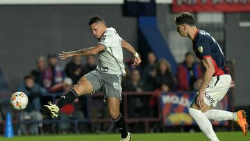 Atletico Mineiro's forward Paulinho (L) and San Lorenzo's defender Gast�n Campi fight for the ball during the Copa Libertadores round of 16 first leg football match between Argentina's San Lorenzo and Brazil's Atletico Mineiro at the Pedro Bidegain stadium in Buenos Aires, on August 13, 2024. (Photo by JUAN MABROMATA / AFP)