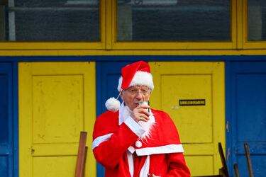 Miembros del club de natación de invierno "Focas de Berlín" se han bañado, con gorro de Papá Noel incluido, en el lago alemán con unas temperaturas bajo cero. El grupo, que actualmente cuenta con 157 miembros, asegura que esta práctica es saludable y puede ayudar a reforzar el sistema inmune.
