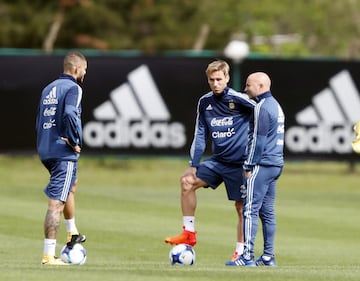 Buenos Aires 03 Octubre 2017
Eliminatorias Rusia 2018
Entrenamiento de la Selección Argentina previo al partido contra Peru, en el Predio Julio H Grondona.
Mauro Icardi de Argentina, Lucas Biglia de Argentina y Jorge Sampaoli DT de Argentina
Foto Ortiz Gustavo