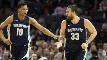 MEM05. MEMPHIS (TN, EE.UU.), 22/01/2018 Ivan Rabb (i) de los Memphis Grizzlies felicita a su compañero de equipo Marc Gasol (d) durante un partido de baloncesto de la NBA hoy, martes 22 de enero de 2018, en el FedEx Forum de Memphis, Tennessee (EE.