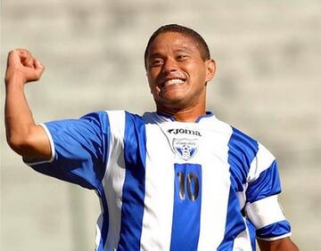 Wilmer Velásquez pasó a formar parte Deportes Concepción en 1996, donde anotó varios goles. Luego de su paso por tierras Chile, el ’Matador' regresó a Honduras para jugar en Olimpia. En su destacada figura en su país.