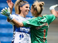Natalia y Noelia Ramos celebran la victoria del Tenerife sobre el Sevilla en la jornada 26 de la Liga F Moeve.