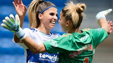 Natalia y Noelia Ramos celebran la victoria del Tenerife sobre el Sevilla en la jornada 26 de la Liga F Moeve.
