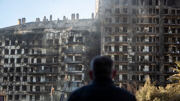 Un hombre observa la estructura del edificio tras el incendio de ayer.