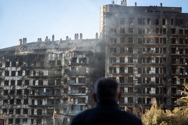 Un hombre observa la estructura del edificio tras el incendio de ayer.