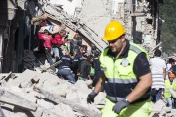 ITA50 AMATRICE (ITALIA) 24/08/2016.- Un hombre herido (izq) es rescatado por los equipos de emergencia n Amatrice, en el centro de Italia, hoy, 24 de agosto de 2016. Al menos 38 personas han muerto y decenas se encuentran desaparecidas a causa del terremoto de 6,0 grados de magnitud en la escala abierta de Richter que ha sacudido el centro de Italia en la madrugada de hoy, informó la Protección Civil italiana. EFE/Massimo Percossi