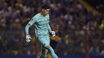 Argentina&#039;s Boca Juniors goalkeeper Esteban Andrada passes the ball during the Copa Libertadores quarterfinals second leg football match against Ecuador&#039;s Liga de Quito at the &quot;Bombonera&quot; stadium in Buenos Aires, Argentina, on August 28, 2019. The match finish 0-0 tie and Boca qualify for the semifinals. (Photo by JUAN MABROMATA / AFP)
