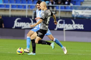 Guridi disputa un balón con Jozabed.