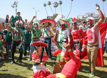 Los aficionados mexicanos se presentaron con algarabía, másrcas y rostros pintados en el Rose Bowl de Pasadena.