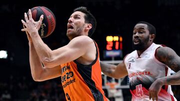 GRAF3359. VALENCIA, 29/12/2018.- El base belga del Valencia Basket Sam Van Rossom (i) supera al base macedonio del Tecnyconta Zaragoza Bo McCalebb en el partido de liga ACB que se disputa esta noche en el Pabell&oacute;n Fuente de San Luis. EFE/ Miguel &Aacute;ngel Polo