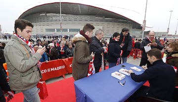 Gabi inauguró la exposición que el Atlético ha colocado en la fan zone noroeste, frente a la puerta 30 del Wanda Metropolitano antes del partido contra el Espanyol 