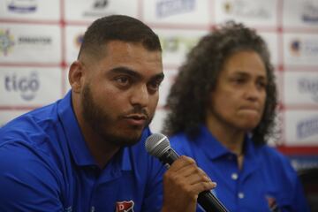 Daniel Ossa, presidente del DIM y Liliana Zapatra, presidenta de Formas Intimas fueron los encargados de presentar la plantilla del equipo para esta Liga Femenina 2022.