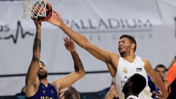 El pívot caboverdiano del Real Madrid Walter 'Edy' Tavares (d) intenta taponar al pívot brasileño Augusto Lima (i) durante el partido aplazado de la decimonovena jornada de la Liga Endesa entre Real Madrid y UCAM Murcia, este martes en el WiZink Center, en Madrid.