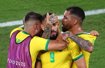 Los jugadores celebran el 1-0 de Matheus Cunha a España. 