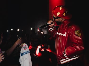 El neerlandés combina su faceta de futbolista con la de rapero. Hace ocho años sorprendió a todos con el lanzamiento de su primera canción en YouTube y desde entonces, sigue mostrando un estilo marcado por sus letras autobiográficas. Su tema más viral es ‘No Love’. 