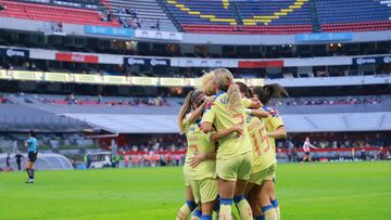 Jugadoras del América festejan un gol en contra de Chivas.