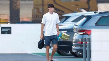 Javi Guerra llega a Paterna, esta mañana.