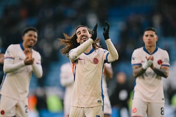 Marc Cucurella, jugador del Chelsea, agradece el apoyo de los aficionados tras ganar al Leicester City en Premier League.