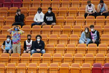 Estadios abiertos en USA están en zonas de 'riesgo muy alto' por COVID-19