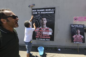 Continúan las protestas en contra del fichaje de Cristiano Ronaldo por parte de la Juventus de Turín. Ahora son los ex trabajadores de Fiat en Nápoles los que ha salido a la calle y han realizado una pegada de carteles. 