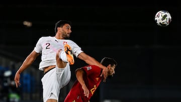 Loris Benito (con el 2), en un partido frente a España-