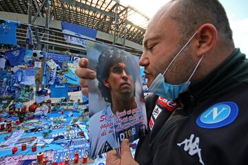 Numerosos aficionados del club italiano se han acercado a los alrededores del estadio San Paolo para dar el último adiós al astro argentino. Las inmediaciones de la casa del Nápoles se han convertido en un santuario de Diego antes del encuentro frente a la Roma.