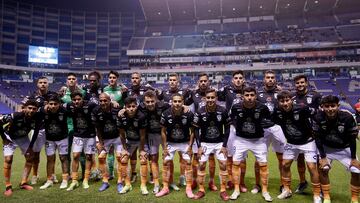 MEX8919. PUEBLA (MÉXICO), 20/02/2024.- Jugadores de Pachuca forman durante un partido de la jornada 9 del torneo Clausura 2024 de la Liga MX del fútbol mexicano este martes, en el estadio Cuauhtémoc, en Puebla (México). EFE/Hilda Ríos