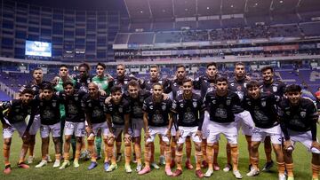 MEX8919. PUEBLA (MÉXICO), 20/02/2024.- Jugadores de Pachuca forman durante un partido de la jornada 9 del torneo Clausura 2024 de la Liga MX del fútbol mexicano este martes, en el estadio Cuauhtémoc, en Puebla (México). EFE/Hilda Ríos
