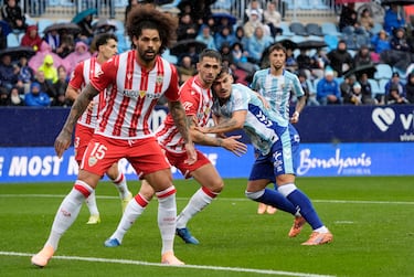 El Málaga sonríe y el Almería vuelve a fallar 