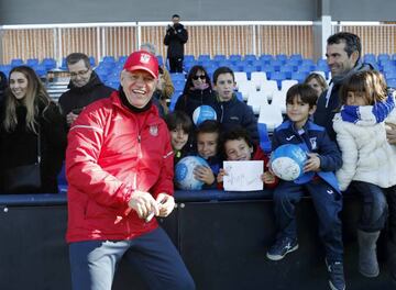Javier Aguirre posa con aficionados durante el entreno especial de Reyes del Leganés