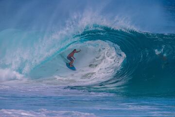 El surfista hawaiano Tamayo Perry se introduce en el tubo de la olaen Haleiwa al norte de Oahu en Hawaii.
