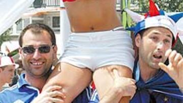 El desaparrame por las plazas y calles de la capital horas antes del partido alertó a la policía local, que recordó a todos que el que se pase, se va de vuelta a casa como una moto.