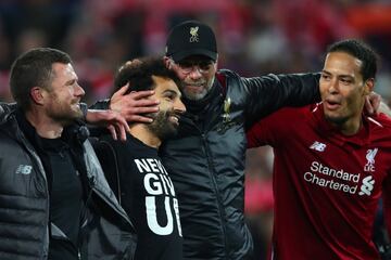 El técnico Jurgen Klopp, Mohamed Salah y Virgil van Dijk celebraron la victoria.