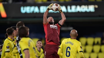 Soccer Football - Europa League - Group F - Villarreal v Maccabi Haifa - Estadio de la Ceramica, Villarreal, Spain - December 6, 2023 Villarreal's Pepe Reina in action REUTERS/Pablo Morano