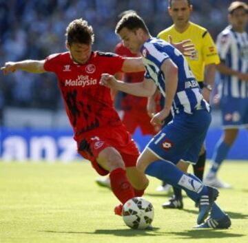 Oriol Riera ante Krychowiak.