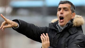 El entrenador del Levante, Juan Ramón López Muñiz, durante el partido frente a la Real Sociedad correspondiente a la vigesimocuarta jornada de la Liga de Primera División que los dos equipos disputan en el estadio de Anoeta, en