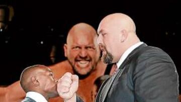 <b>PUÑO DE GIGANTE. </b>Big Show reta a Mayweather en la previa.