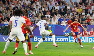 Tras una gran acción de Dani Olmo en el área, finalizó con un disparo cruzado que desvía Koundé dentro de su propia portería. Dos goles en cuantro minutos ponen a La Roja por delante en el marcador.