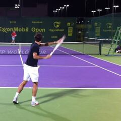 ¿Cuáles son las características más notables del tenis nocturno?