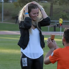 Un jugador de los San Francisco Deltas pide matrimonio a su novia antes del pitazo inicial