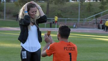 Un jugador de los San Francisco Deltas pide matrimonio a su novia antes del pitazo inicial