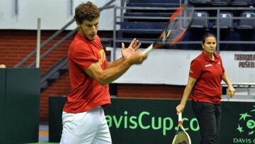 Pablo Carre&ntilde;o entrena bajo la supervisi&oacute;n de Conchita Mart&iacute;nez sobre la pista dura de la Sala Pionir de Belgrado antes de la eliminatoria entre Espa&ntilde;a y Serbia en Copa Davis.